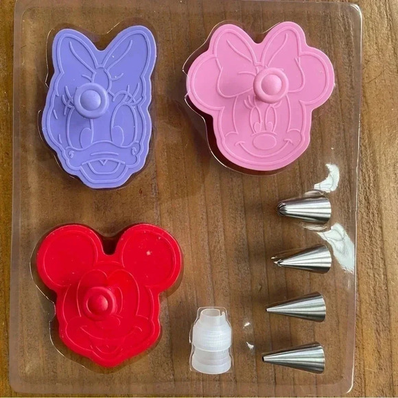 Williams Sonoma Disney Mickey & Friends Impression Cookie Cutter Kit New in Box - Picture 5 of 5